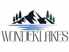 Logo con montagne, alberi e lago, nome 'Wonderlakes' in caratteri eleganti.